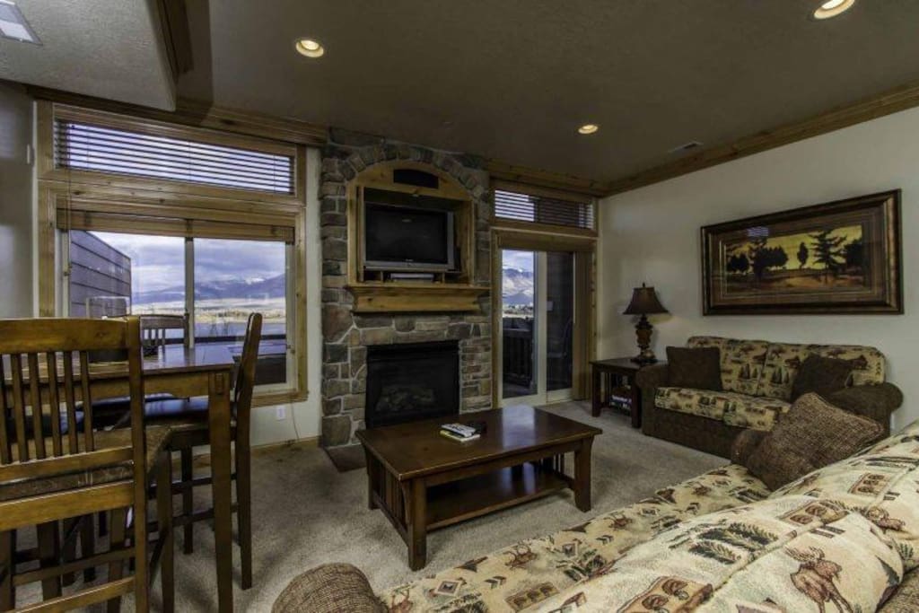 Living area with gas fireplac