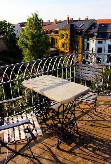 Sitzplatz auf der Sonnenterrasse hoch über den Dächern