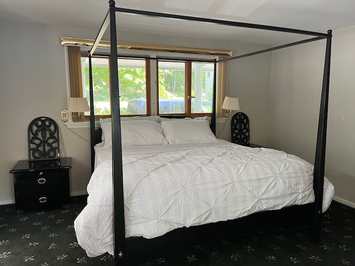 Главна спалня на първия етаж със самостоятелна баня. Суперголямо двойно легло