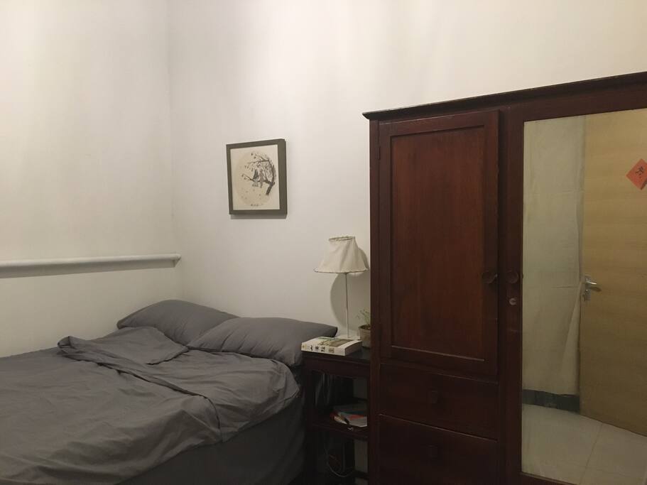 老家具都是从北京胡同里的老人们手里收来的。每一件都是记忆都是故事
