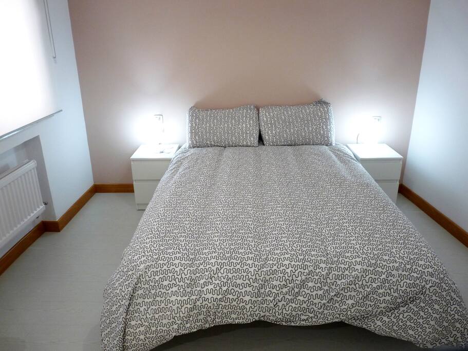 Vista dormitorio con almohadas viscoelásticas! Todo para aumentar la comodidad de nuestros huéspedes.