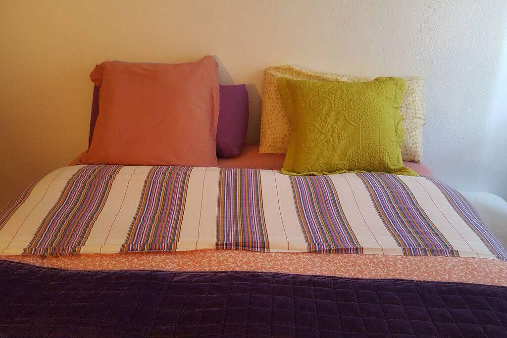 Una habitación para el descanso ideal. Cozy bedroom.