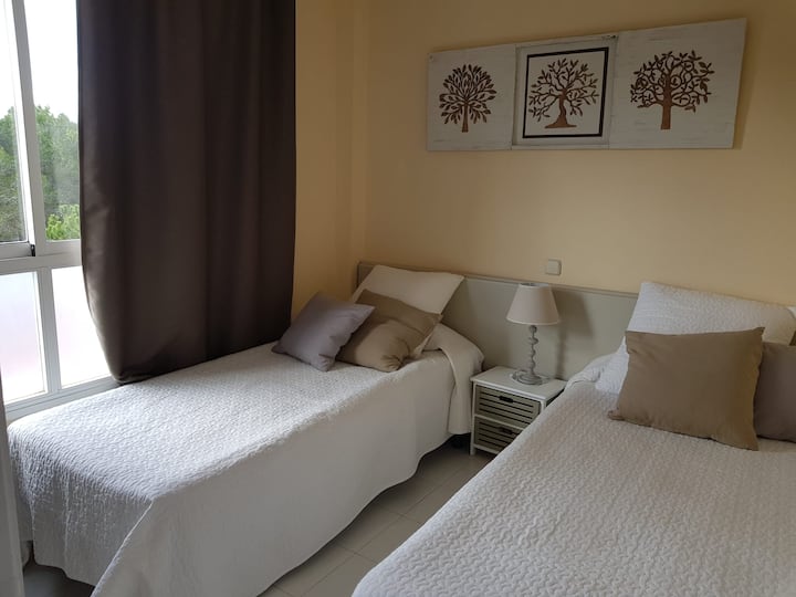 חדר שינה  2 המשקיף על שמורת הטבע.