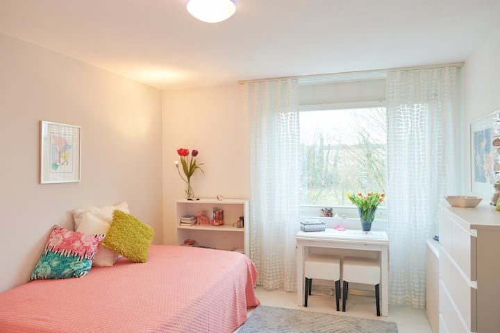 Bright rooms with sep. Bath/Ground,  Breakfast**