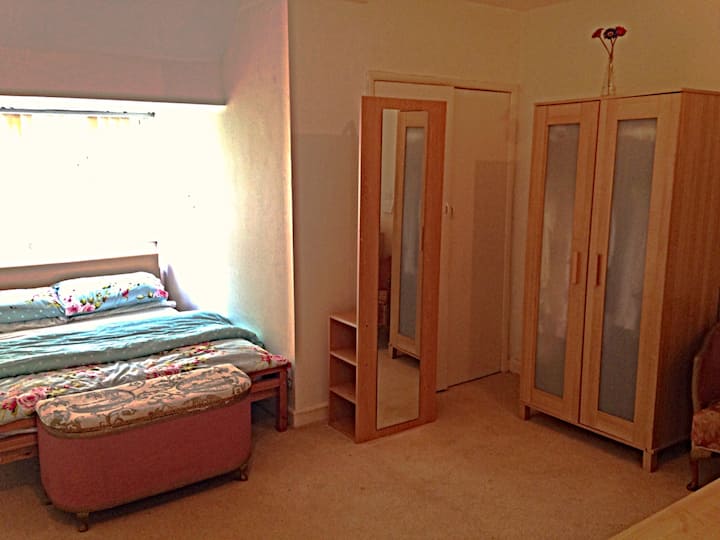 Семејна спална соба на првиот кат со брачен кревет и единечен кревет.