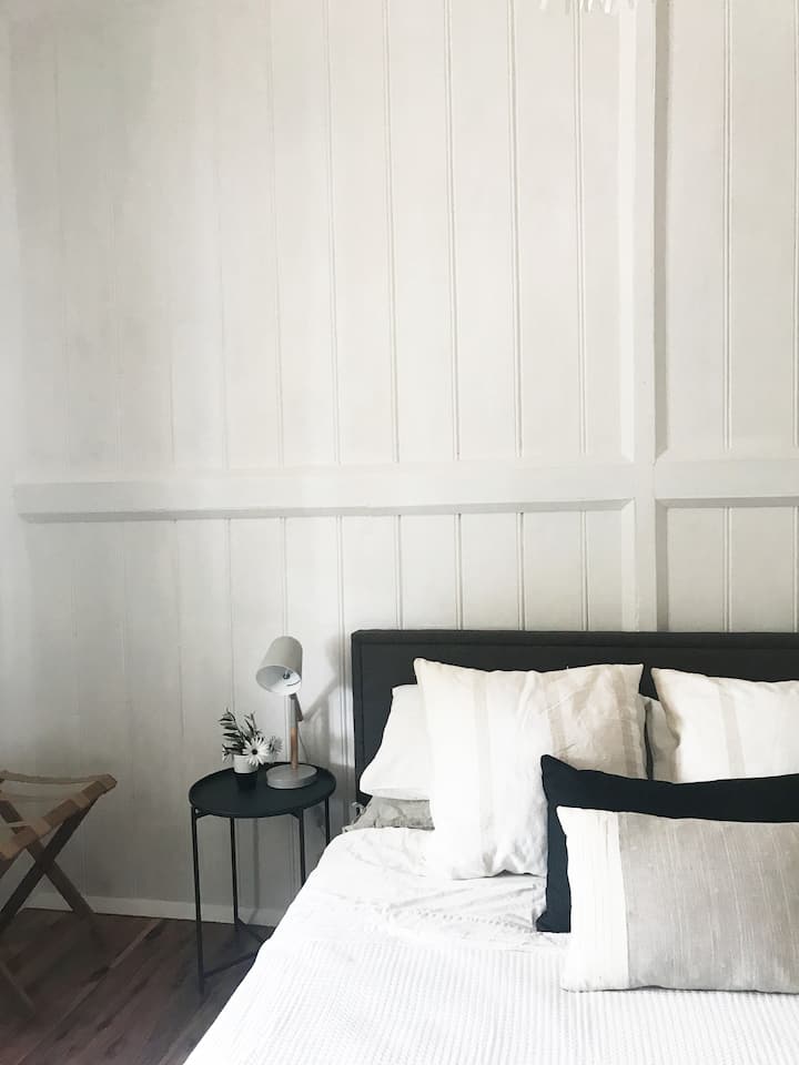 Sovrum fyra queen säng med franska dörrar som leder ut på verandan.
