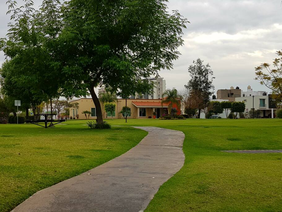 Jardines frente a la casa