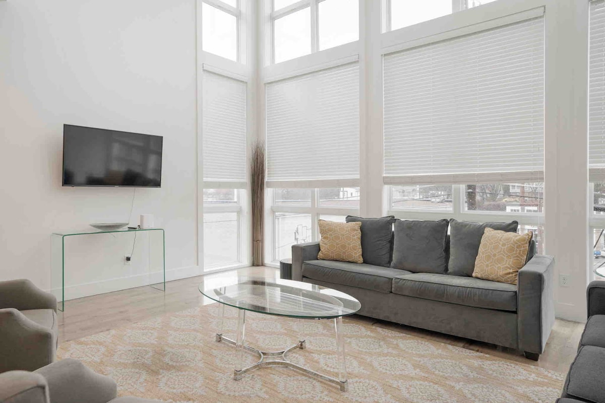 לחוות את התגלמות החיים המודרניים בסלון המרוהט להפליא שלנו. מהספות הנוחות שלנו ועד לטלוויזיה המלוטשת שלנו עם מסך שטוח, כל פרט נועד לשפר את שעות הפנאי שלכם. #EntertainmentHub #RelaxationZone