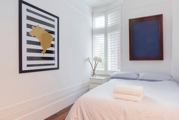 Spálňa dve s manželskou posteľou (4’6” x 6’3” alebo 135 cm x 190 cm)