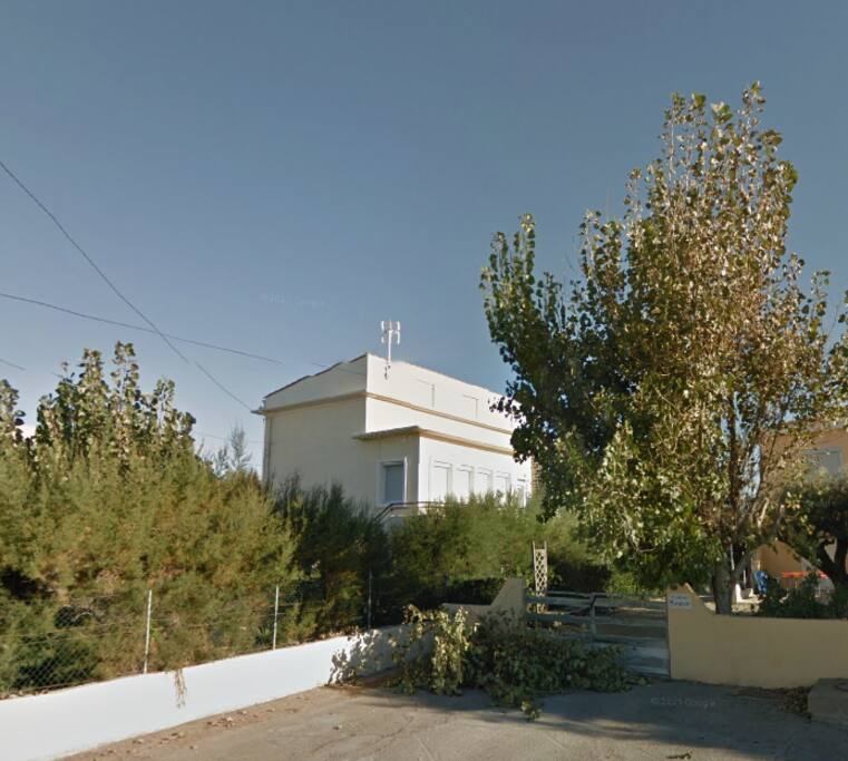 Villa vue depuis la place pour accéder à la plage