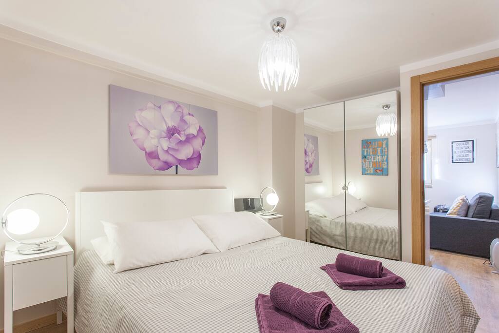 Un grand lit (1'60) de haute qualite va vous donner un endroit ideal pour bien dormir a Lisbonne.