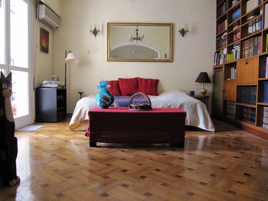 The sofa-double bed on the living room. The blinds, curtains and double-glazed windows guarantee a good night's sleep