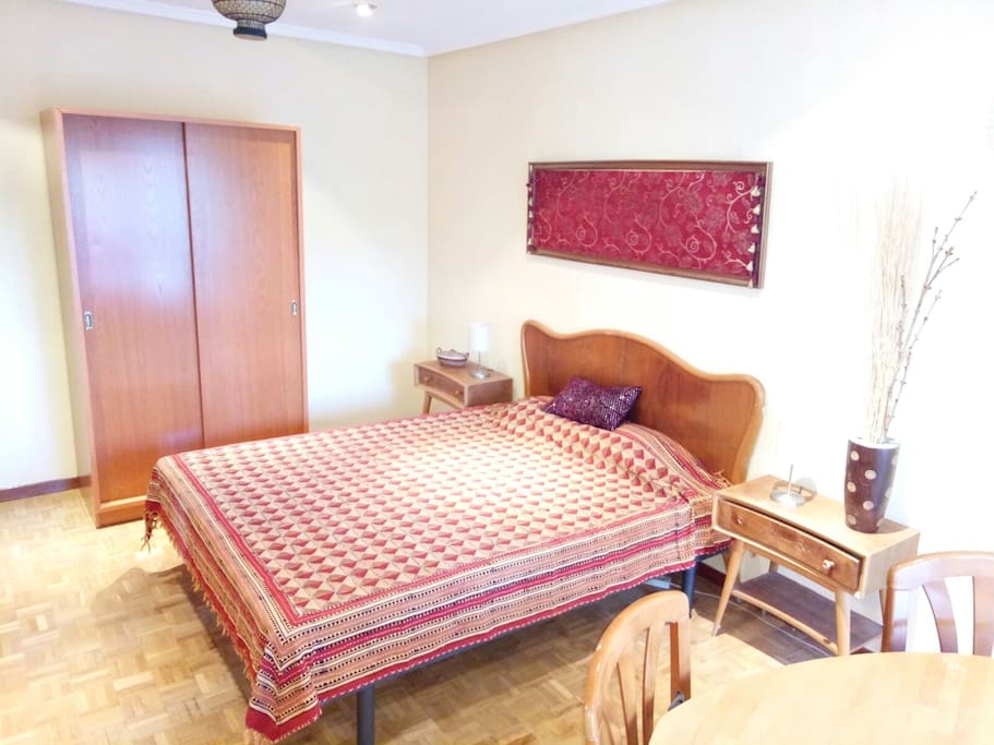 Cama de 1.50 x 1.90 y armario.