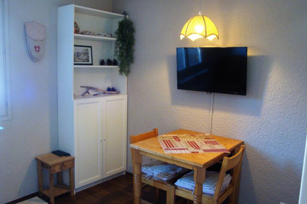Er is een flatscreen TV met een collecie aan DVD's