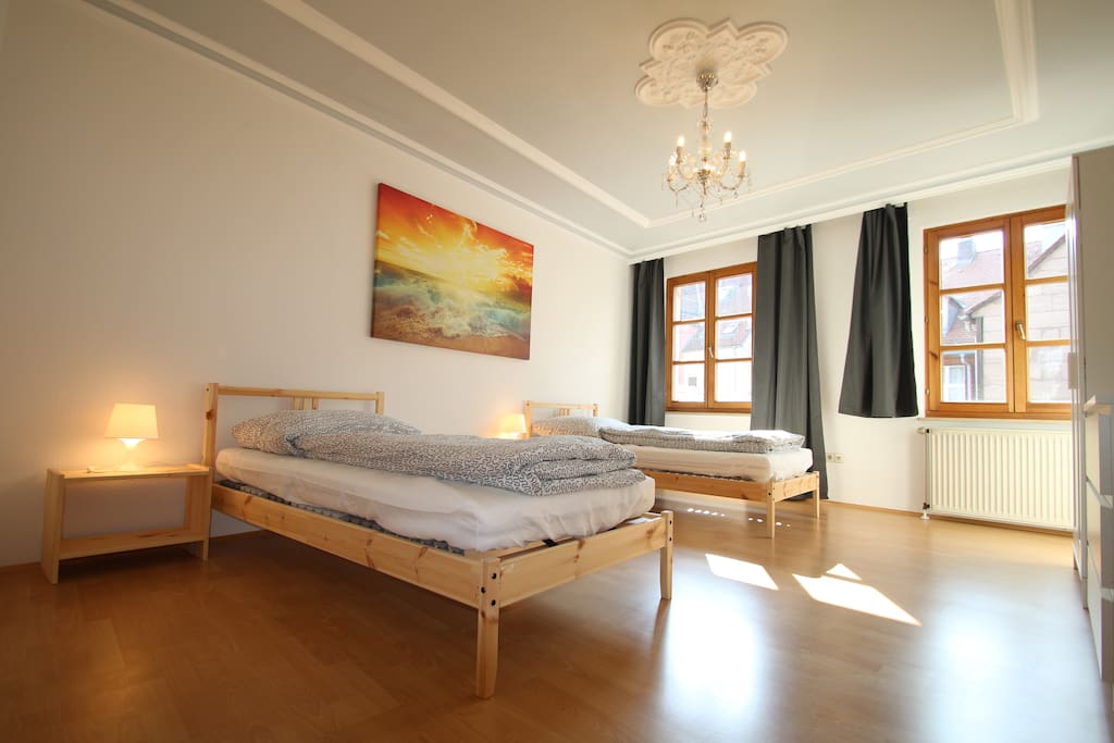 Großes Schlafzimmer mit zwei Einzelbetten
