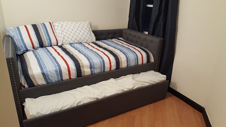 Sofá cama en el tercer dormitorio. 