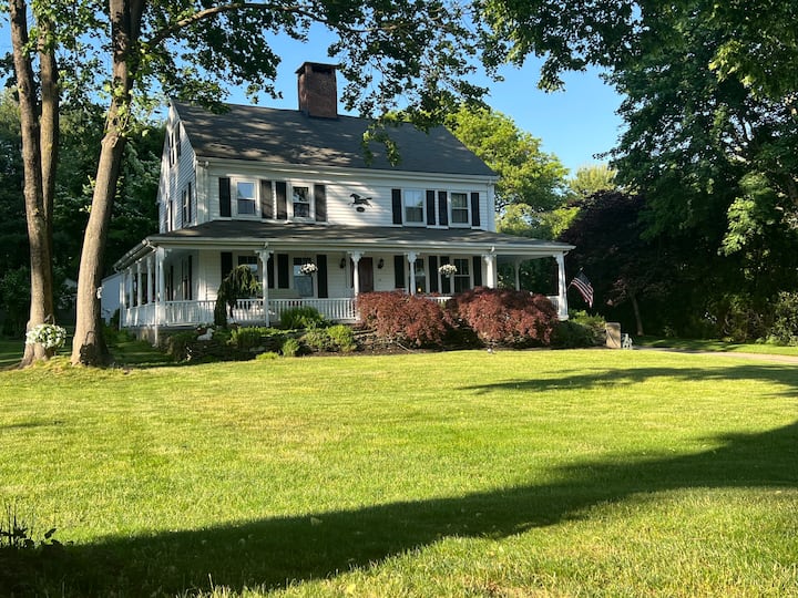 2nd Floor Apartment near Wheaton College