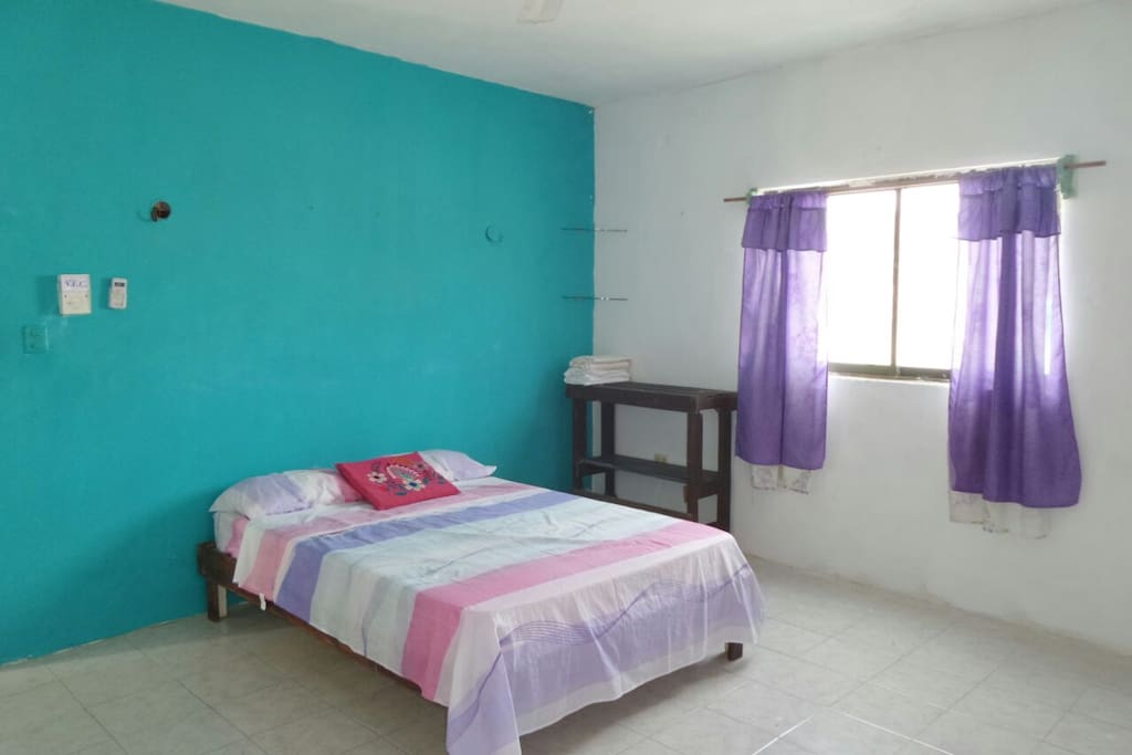 Habitacion con 1 cama, se puede habilitar para 2 parejas con 1 colchon extra.---------------Room with 1 bed, can be enabled for 2 couples with 1 extra mattress.