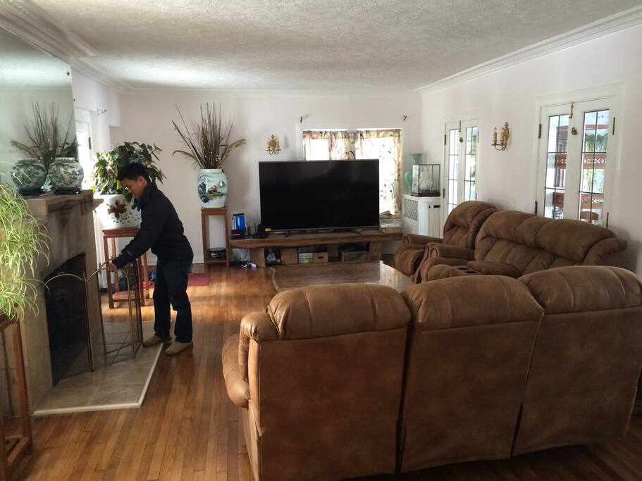 Big living room with HUGE 80+ inch TV (Netflix included)