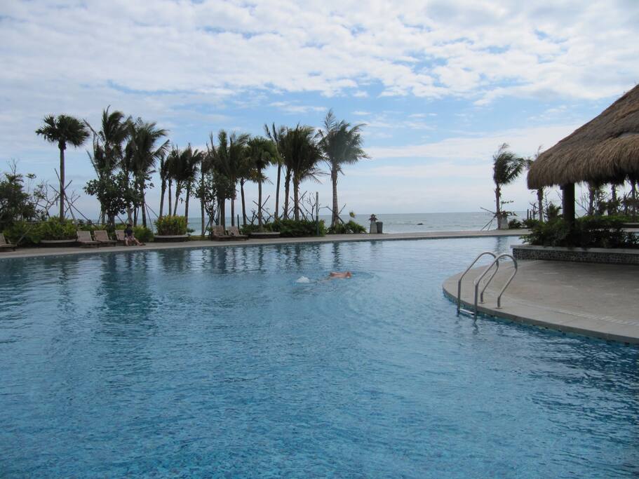 free swimming pool, 5-7min's walk免费海边游池,小区内三个免费游泳池之一,步行5-7分钟