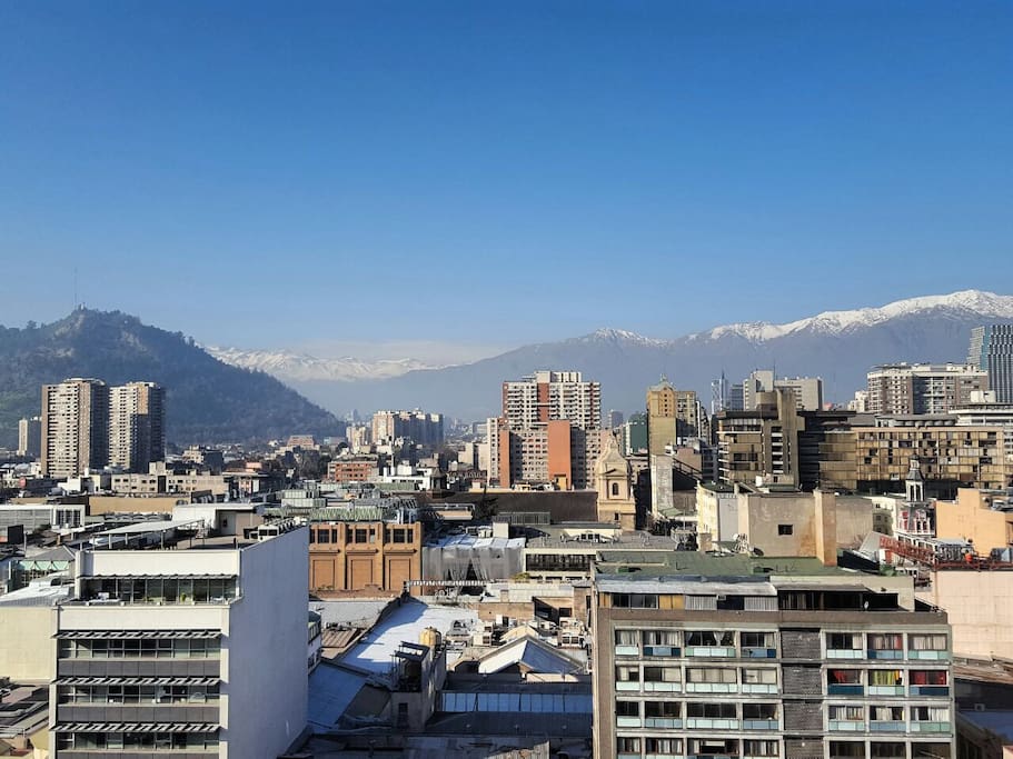 Privilegiada vista panorámica despejada del casco histórico de Santiago Centro, desde un piso 18.