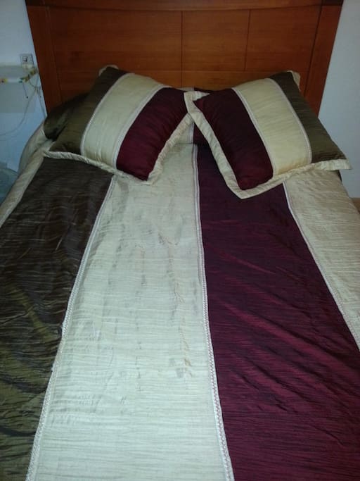 habitación doble con cama de matrimonio y sencilla