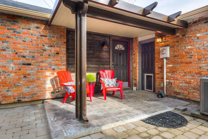 Enjoy Spacious Room w/Queen Bed, Separate Entrance