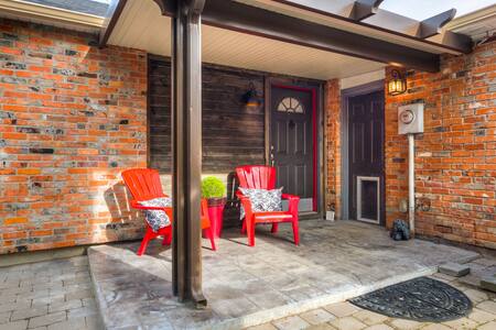 Enjoy Spacious Room w/Queen Bed, Separate Entrance