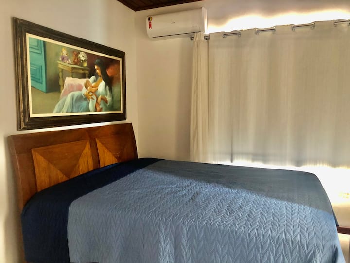 Cama King size 
1 andar 
Suite casal 