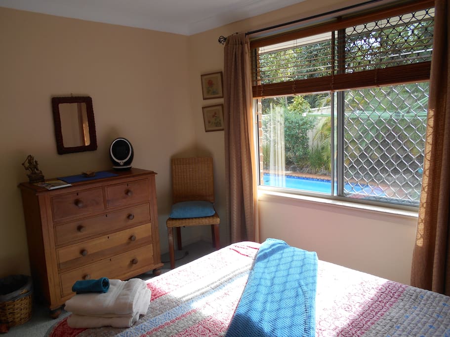 Queen pool view room