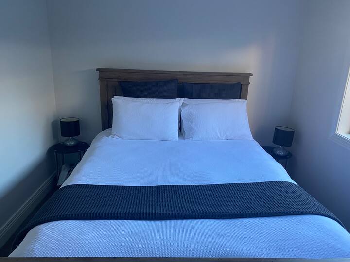 Spálňa 3 so stropným ventilátorom, posteľnou bielizňou, ďalšou dekou a vankúšmi