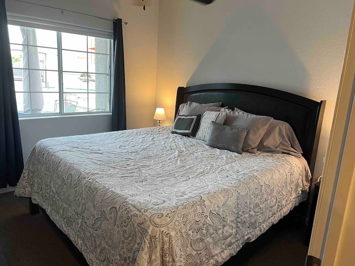 Cama súper cómoda tamaño king en el dormitorio principal