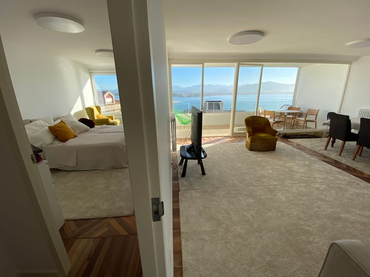 ห้องนอน 1 อยู่ทางซ้ายและห้องนั่งเล่นทางขวามือ 