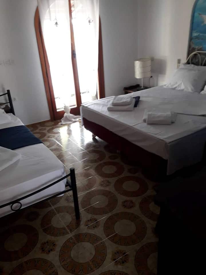 Спалня1 с двойно и единично легло.