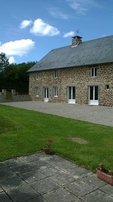 Extérieur et cour. Idéale pour jouer aux boules...