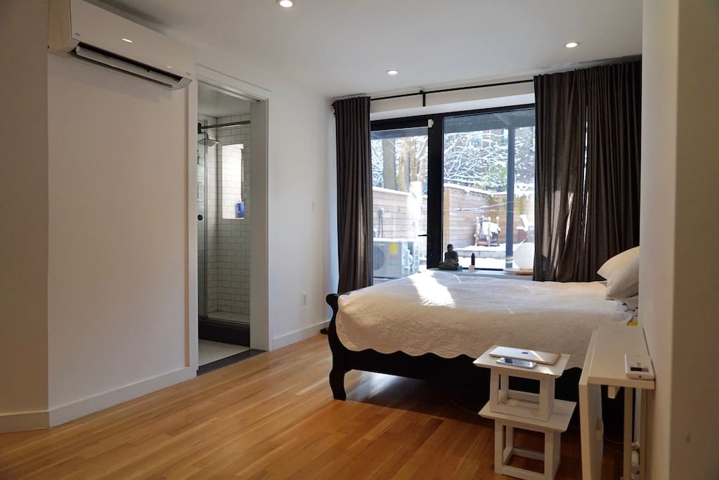 Bedroom w/private bathroom and backyard private access