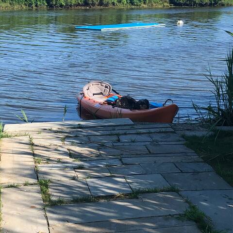 Private chic waterfront retreat-newly renovated. gallery image 5