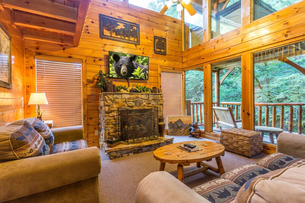 Spacious Living Room With Flat Screen TV!