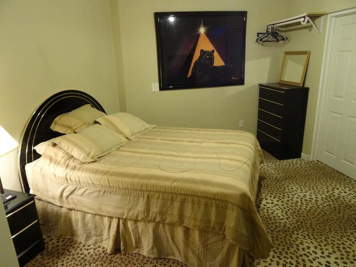 ห้องนอนนี้มีธีม "แมวตัวใหญ่" สังเกตรูปบนผนัง