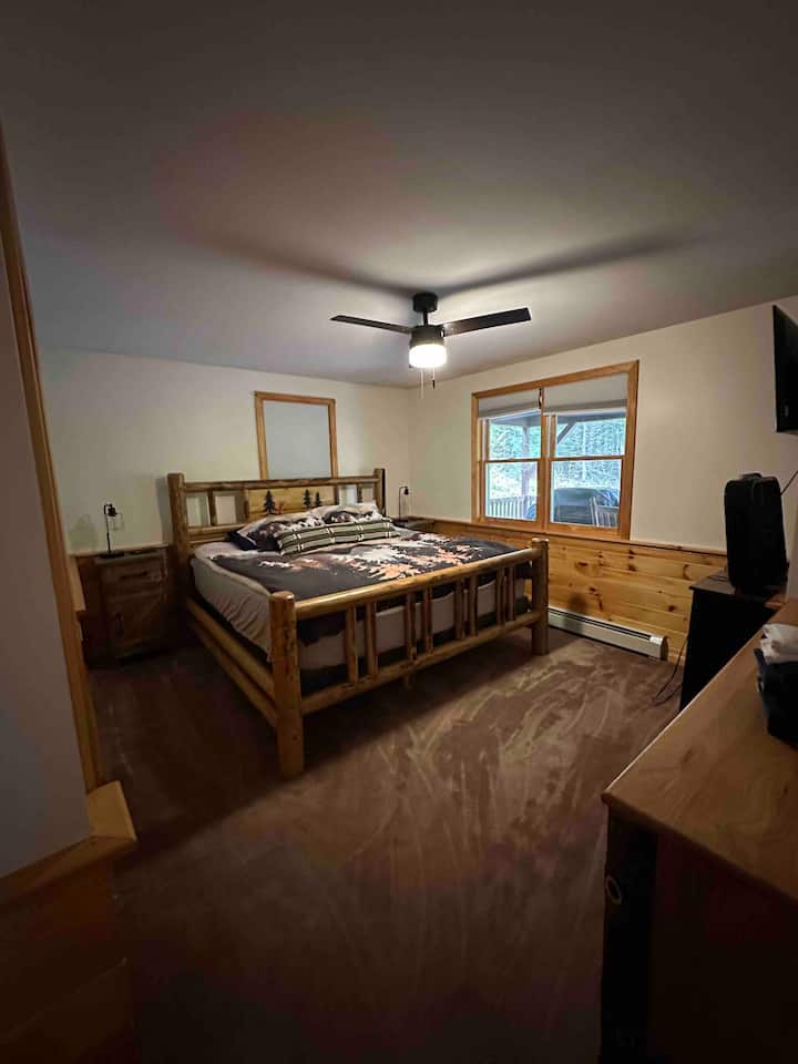 Master Bedroom (California King) na 55in vyema flatscreen.