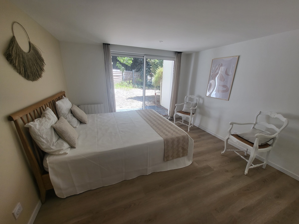 Tweepersoonskamer van de studio op de tuinverdieping