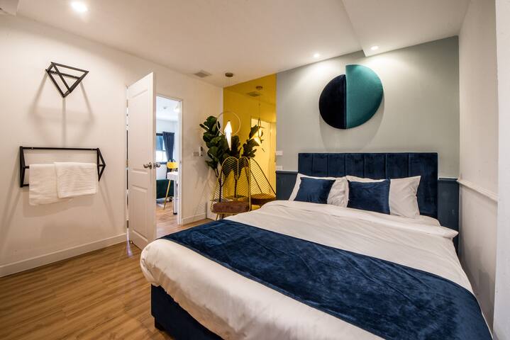 T5 ☆2 BD En Suite w/private garden☆ (3 Queen) gallery image 4