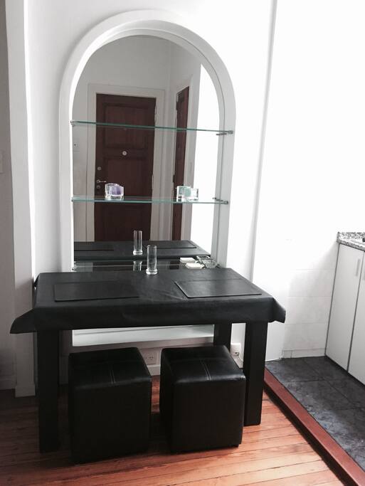 Mesa con dos asientos.
