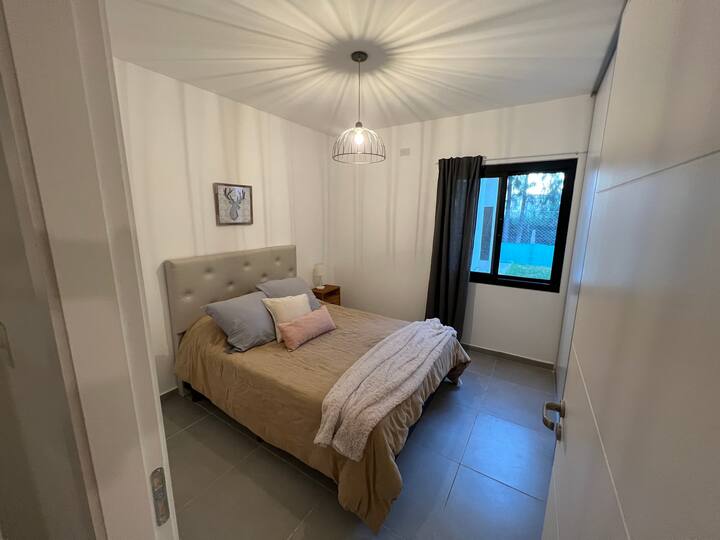 Dormitorio principal con cama de dos plazas (1,90 x 1,40 mts.)