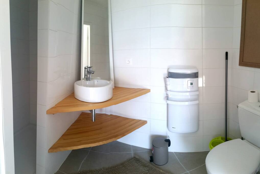 tapis, poubelle, balai, seau, serpi, brosse wc