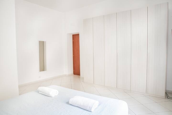 Grande & Caratteristico dietro la Cattedrale gallery image 4