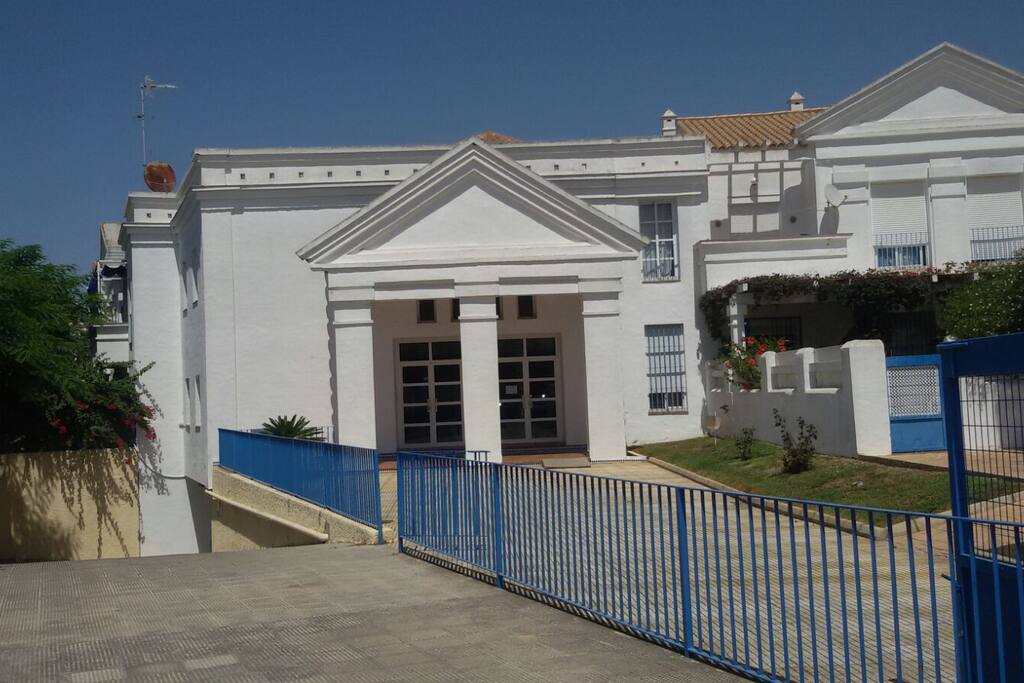 Entrada edificio y acceso parking