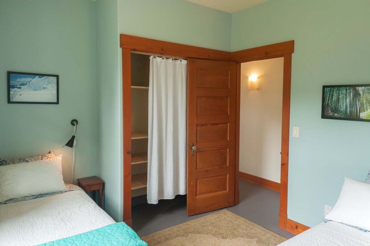 Spavaća soba br. 2 
Ima dva udobna bračna kreveta namještena sa 100% pamučnim plahtama i poplunima. Svaki krevet ima svoje svjetlo za čitanje.
Dovoljno prostora za odlaganje s velikim ormarom s policama.