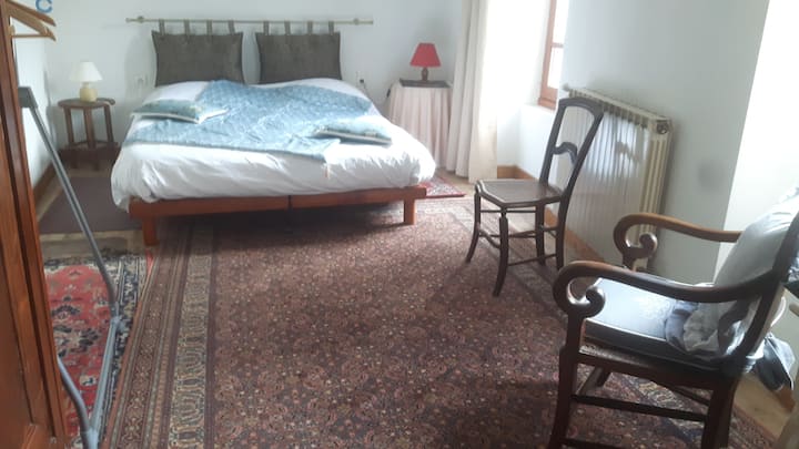 Dhoma e gjumit 1: E ndritshme dhe me hapësirë të bollshme.