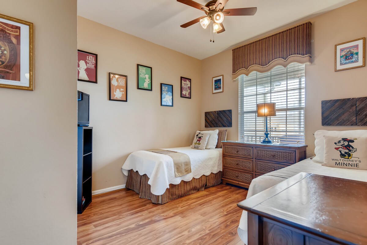 Adorable dormitorio temático de Disney, con TV, juegos y libros. 